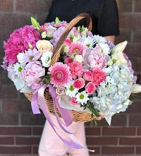 Цветочная композиция из Розы, Хризантемы, Пионы и Лизиантусы в корзине в Котовске