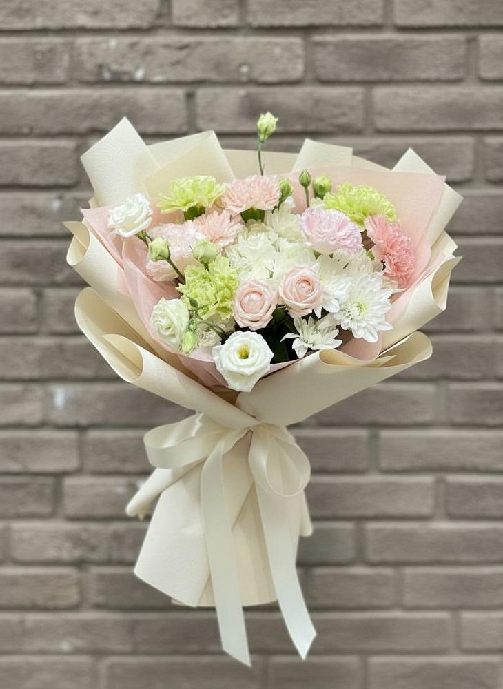 Букет цветов из: Гвоздики, Розы, Лизиантусы и Хризантемы в Котовске