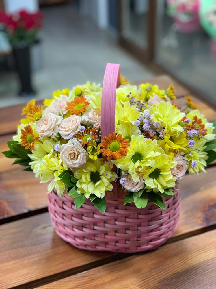 Цветочная композиция из Хризантемы и Розы в корзине в Котовске