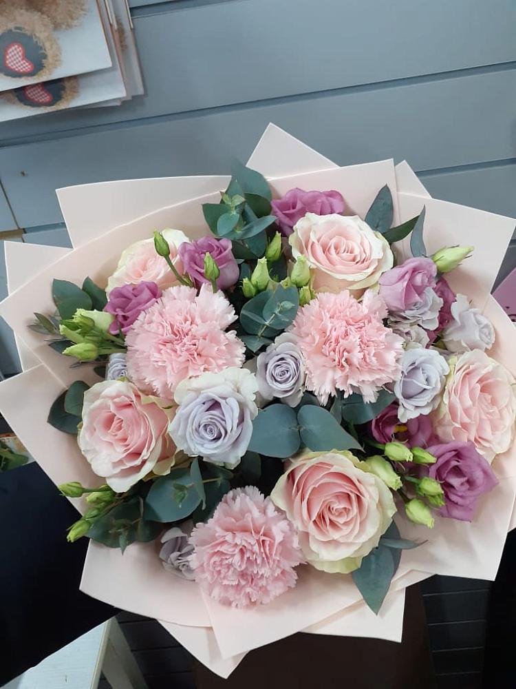 Букет цветов из: Розы, Гвоздики и Лизиантусы в Котовске