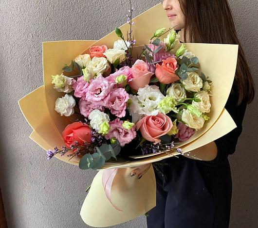 Букет цветов из: Розы, Лизиантусы и Гвоздики в Котовске