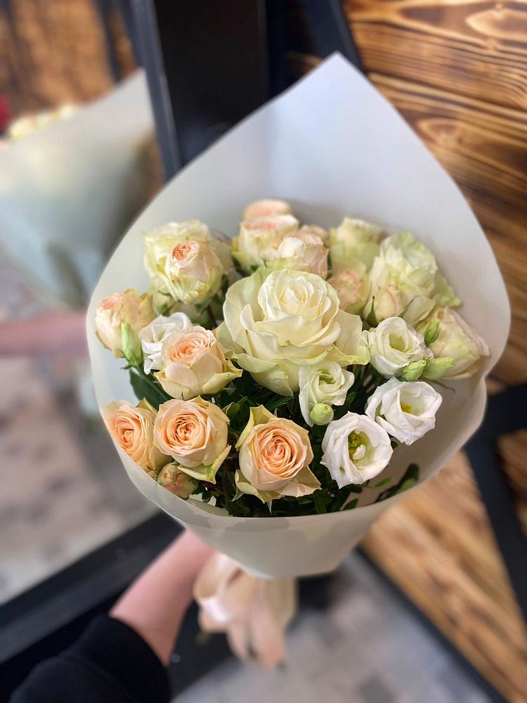 Букет цветов из: Розы и Лизиантусы в Котовске